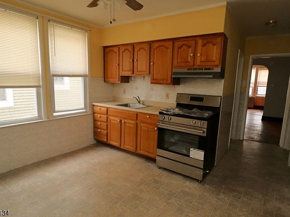 4th image of 270 N 12Th St