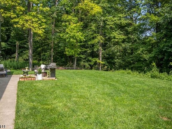 3rd image of 918 Edgewood Dr