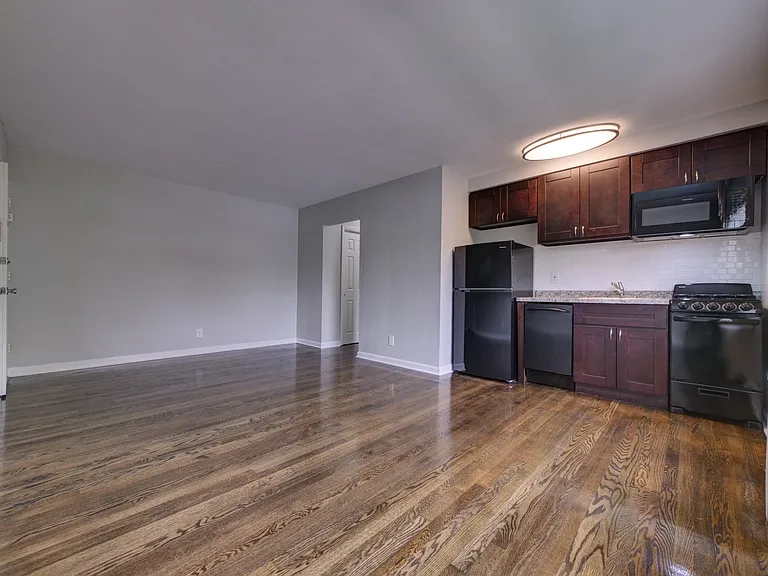 Windsor Apartments — Photo 7