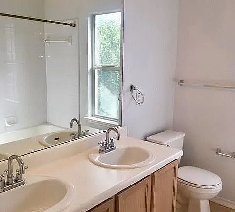 5th image of 1208 Heritage Hill Cv