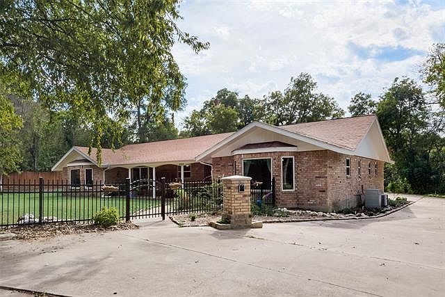 1st image of 305 Pecan Dr
