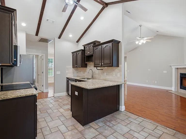 305 NW Palomino St — Photo 10