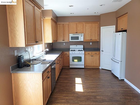 4th image of 230 Carter Pl