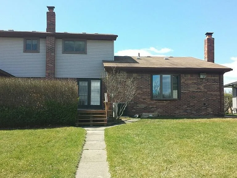 Lakeshore Dr — Photo 3