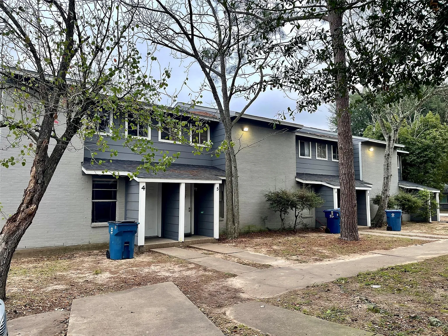 2 bed, 1.0 bath, 4932 sqft, $950 — Photo 1