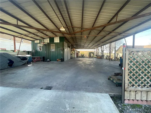 1012 Farquhar St, Navasota, TX 77868