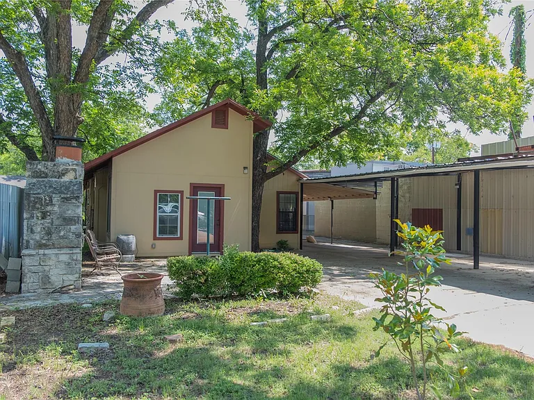 2607 E Cesar Chavez St — Photo 4