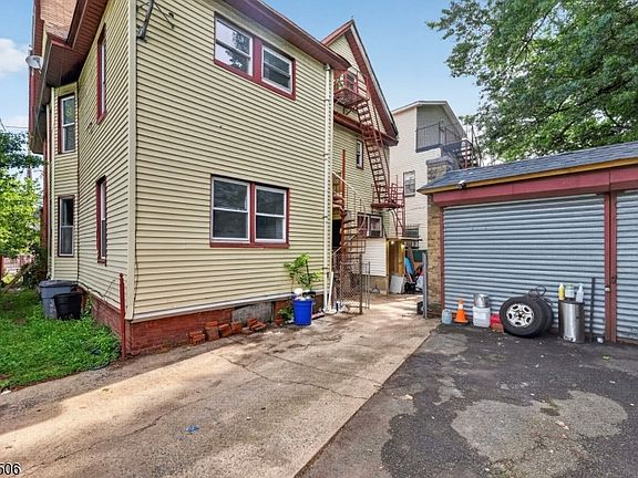 3rd image of 366 7th Ave W