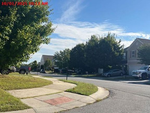 Exterior Neighborhood (street photo)