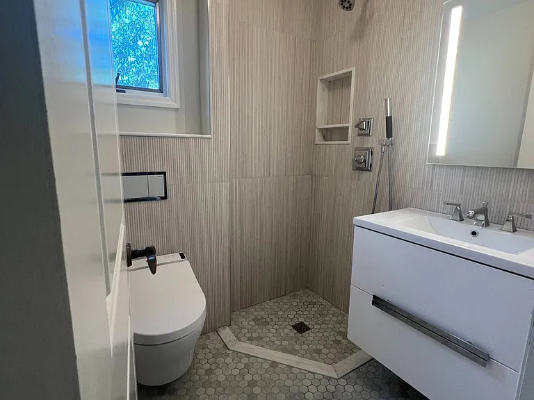 686 Hill St — Photo 14