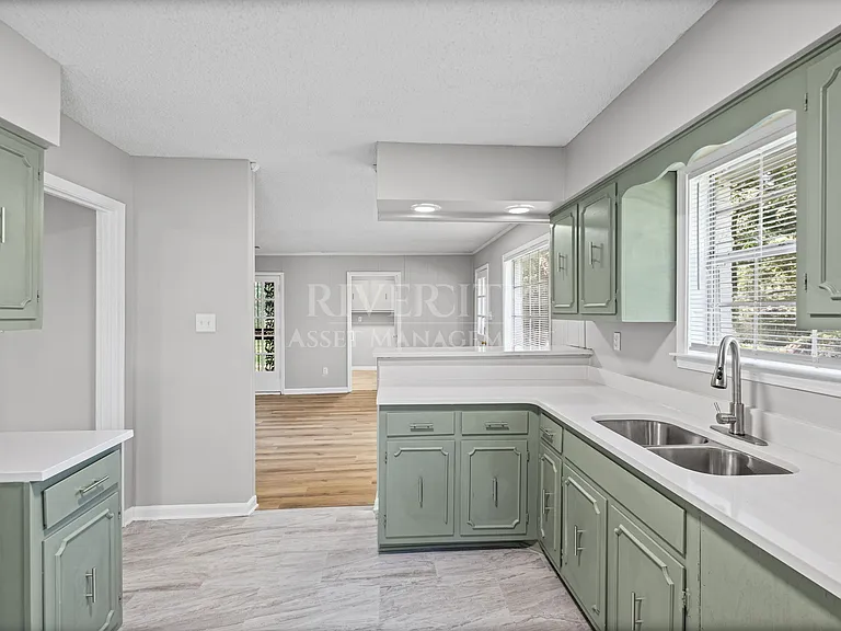 895 Brownlee Rd — Photo 9