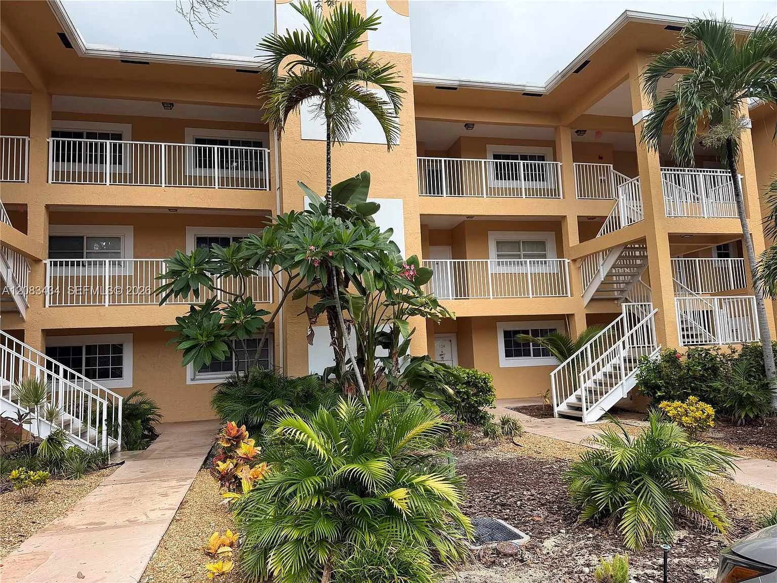 Chateau De Ville Condo — Photo 4