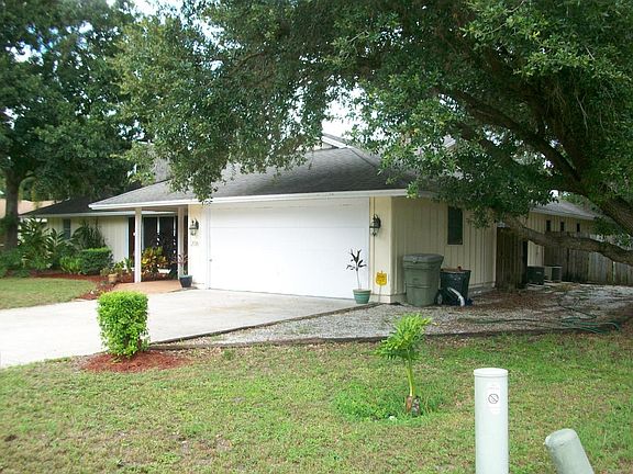 3rd image of 208 Whispering Oaks Ct
