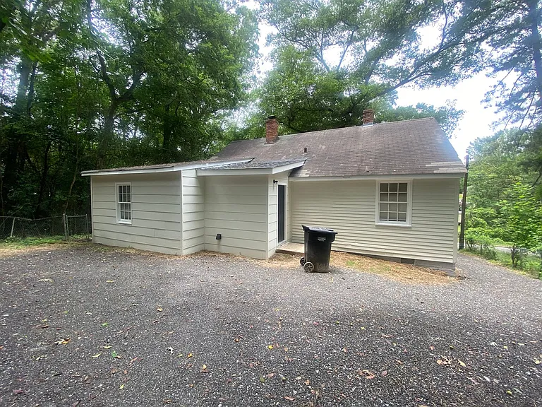 27 Stuart Dr — Photo 2
