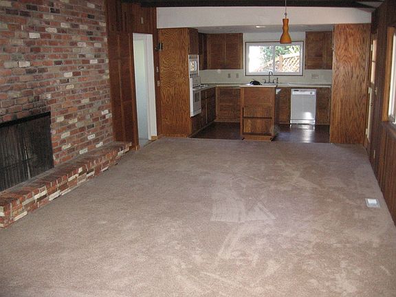 familr room into kitchen