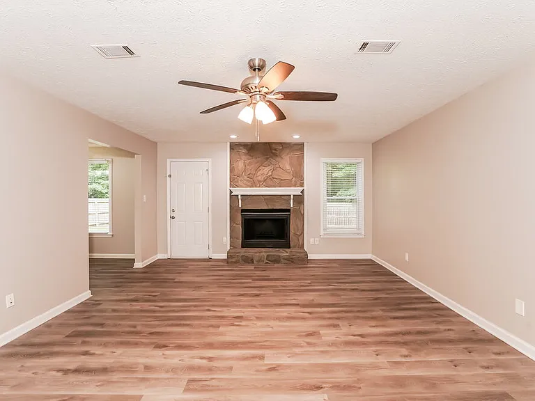 35 Riverside Ct — Photo 4