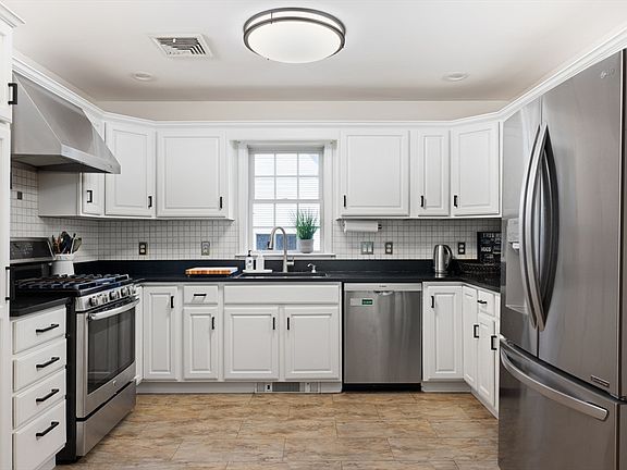 5th image of 46 Howland St #46