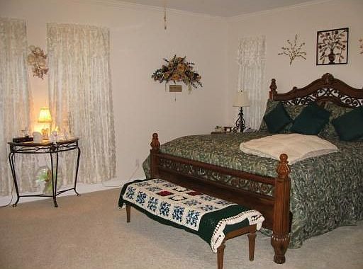 5th image of 221 Bay Hills Dr