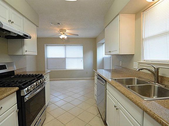 3rd image of 10011 Leamington Dr