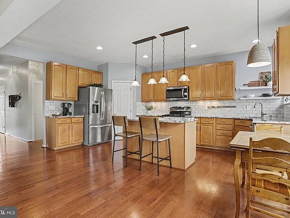 3rd image of 2623 Washington Way