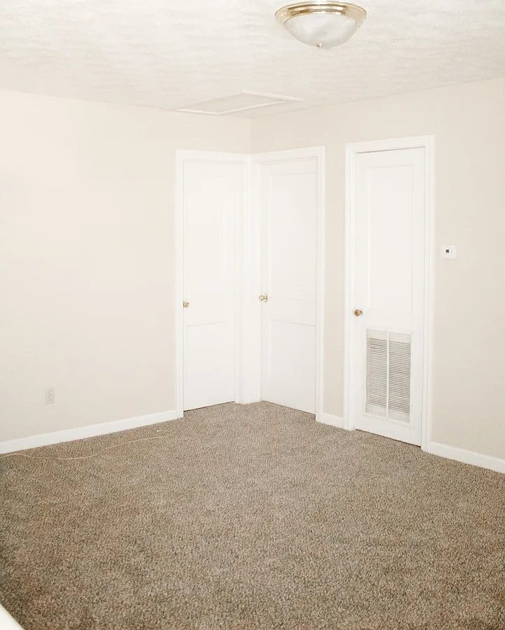 3 bedroom and 1 bathroom house located within minutes of campus! — Photo 4