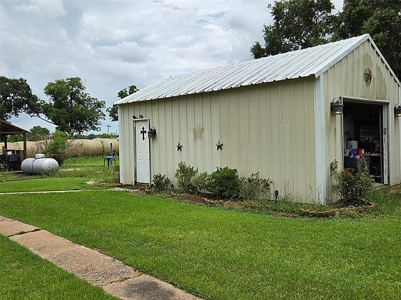 2nd image of 4910 Fm 3012 Rd