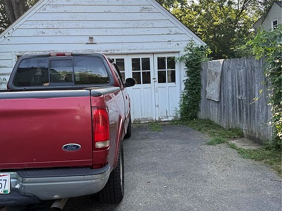 4th image of 534 Kensington St