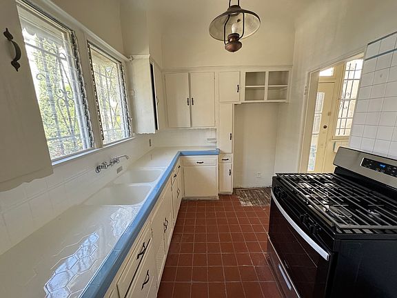 5th image of 422 S Detroit St #422