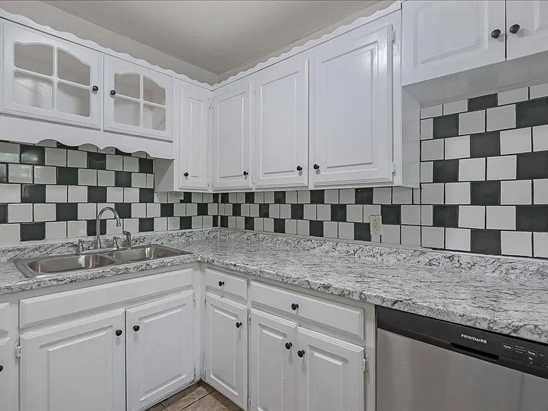 2202 Brook Ave — Photo 7