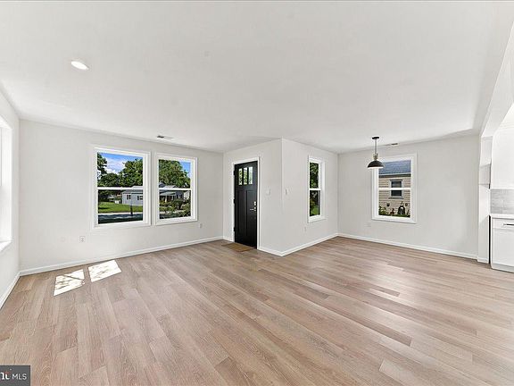 5th image of 160 Hillview Rd