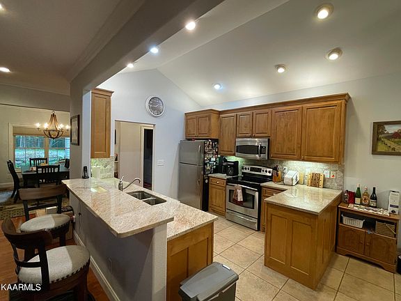 4th image of 38 Bingham Ln