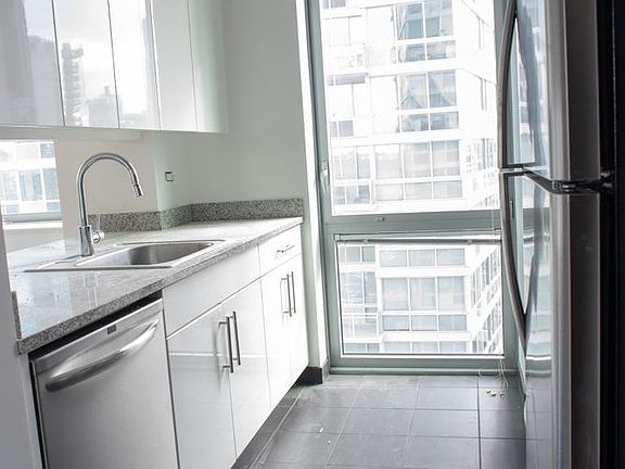 3rd image of 505 W 37th St APT 7C