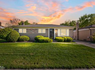 21541 Raymond St, Saint Clair Shores, MI 48082