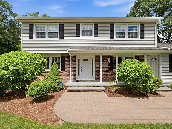 2nd image of 9 Sparhawk Dr