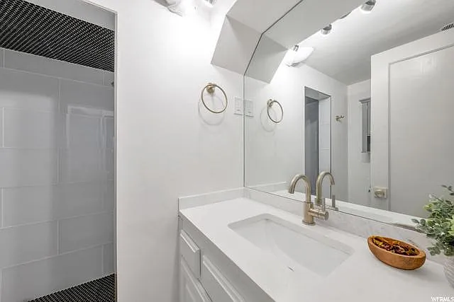 2478 S Glenmare St — Photo 12