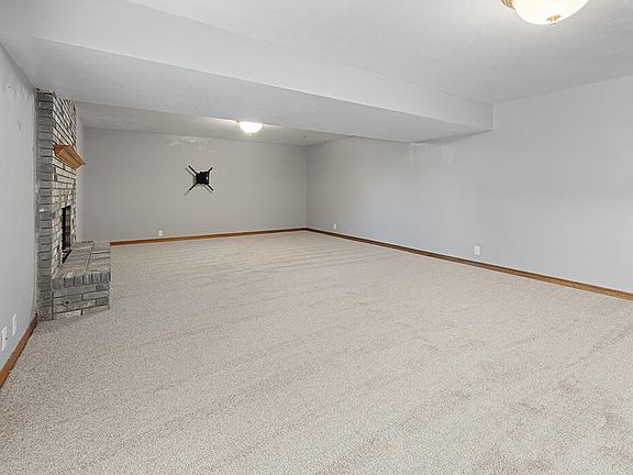 5th image of 702 W 42nd St