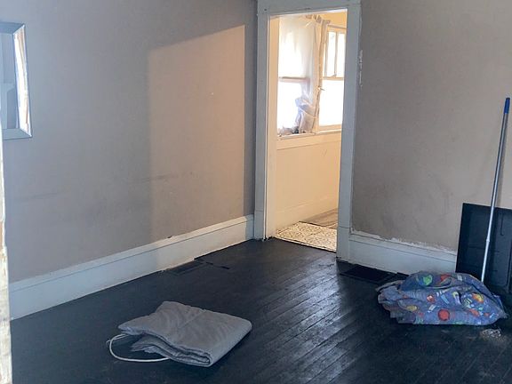 2nd image of 1628 E Grand Ave