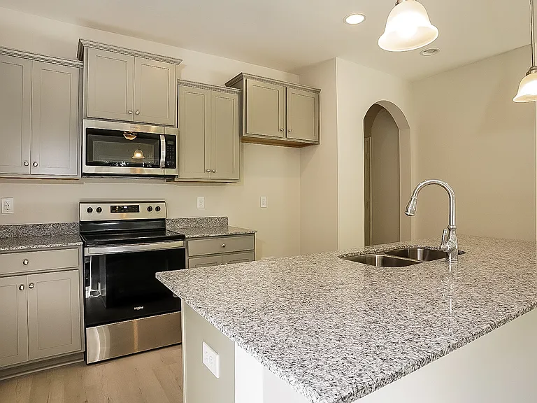 224 Bainbridge Dr — Photo 8