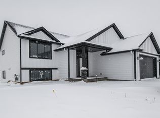 2210 Douglas Trail Dr SE, Pine Island, MN 55963