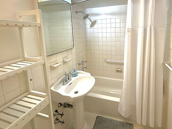 4th image of 65 E 76th St APT 2C
