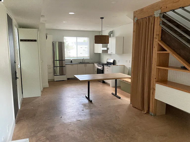 2223 Howell St — Photo 2