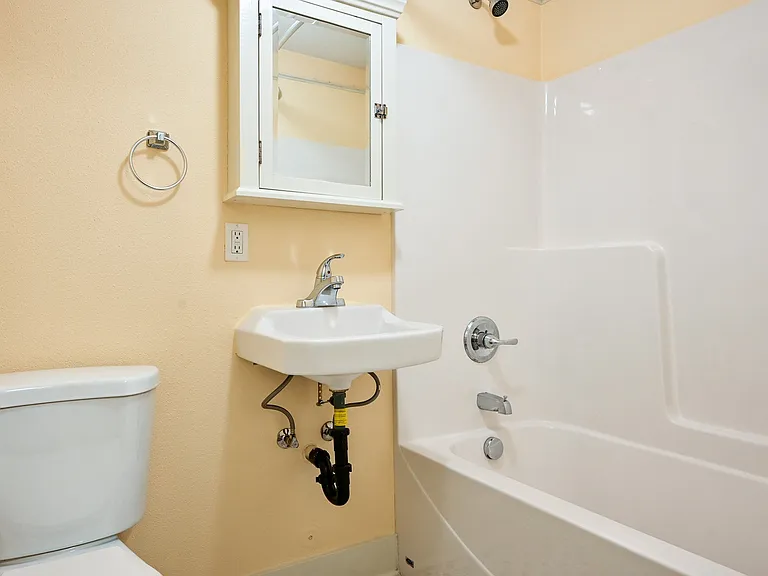 Mississippi Court | Bathroom