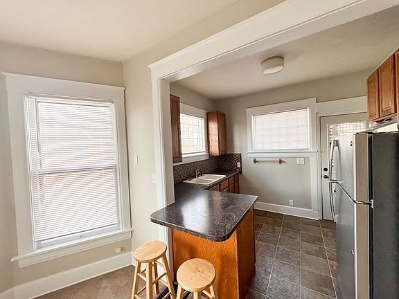 4th image of 304 S 27th St