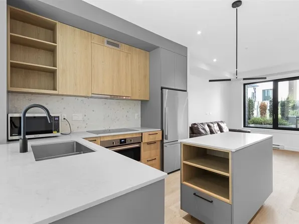 606 Foster Ave #207, Coquitlam, BC V3J 2L7