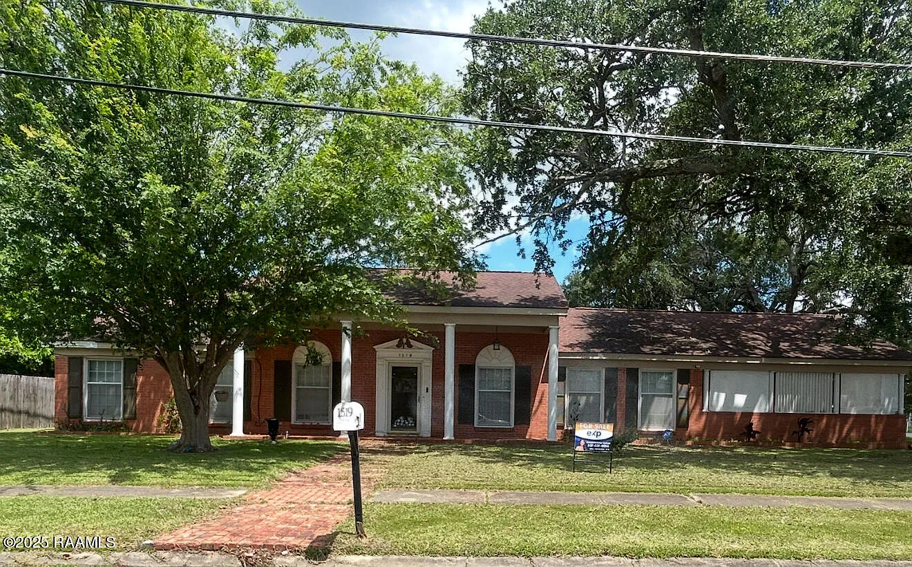 4 bed, 2400 sqft, $1,600 — Photo 1