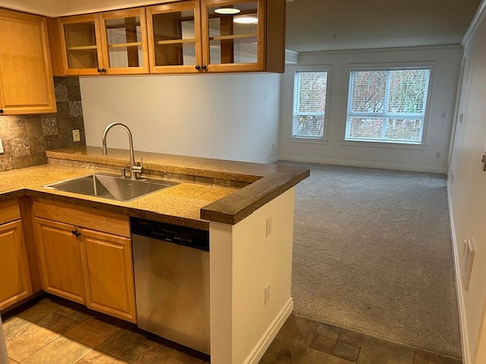 1st image of 2805 NE 125th St APT 303