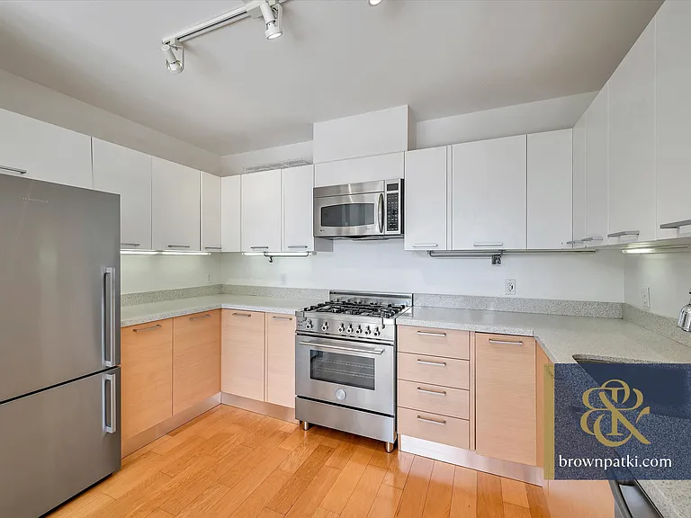 566 S Van Ness Ave #11I — Photo 7