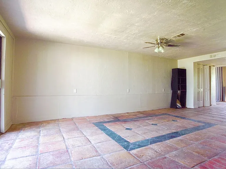 9142 County Road 197 — Photo 3