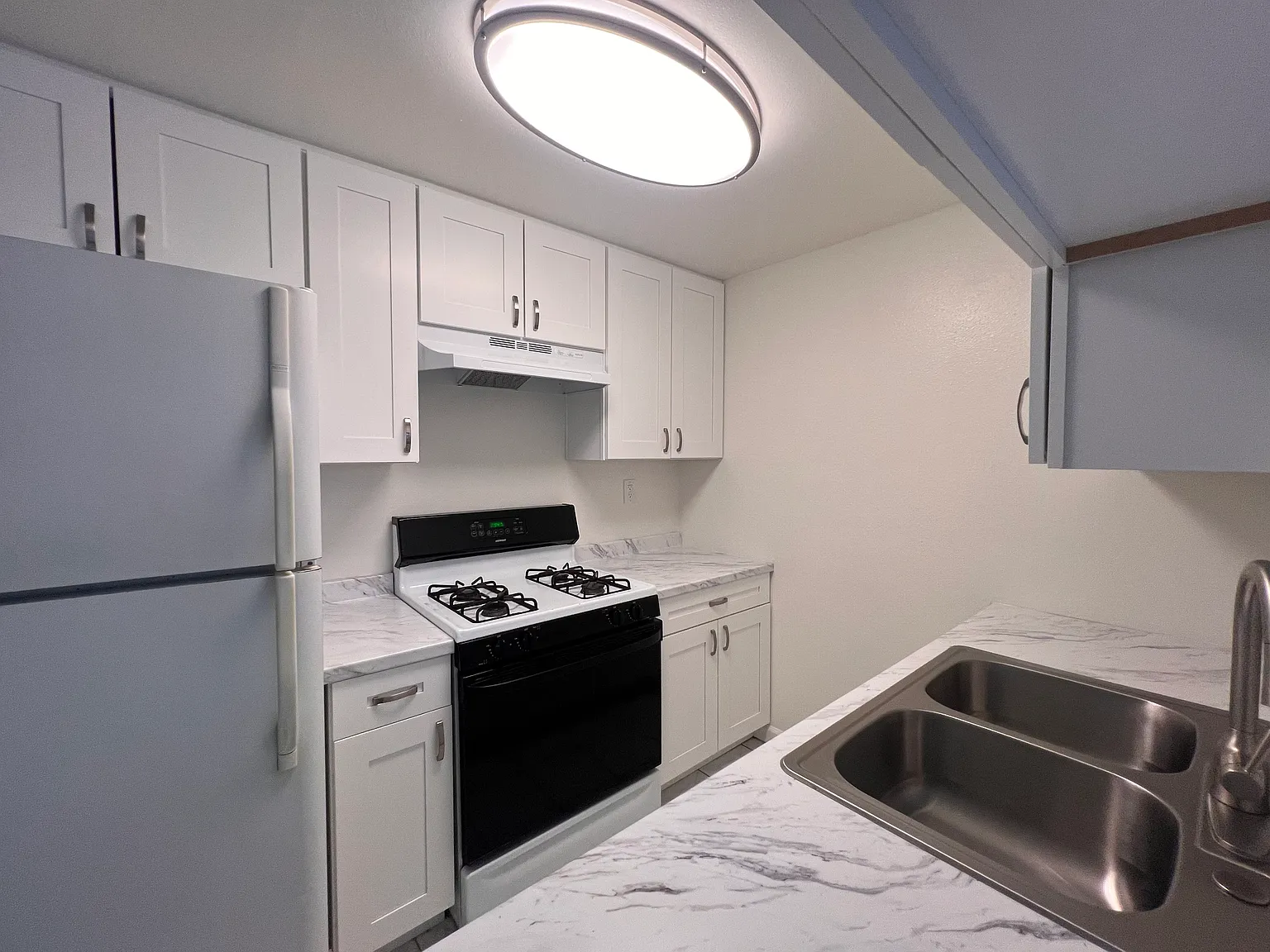 3 bed, 1100 sqft, $2,995 — Photo 3