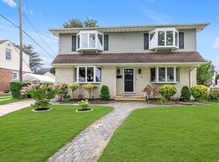 34 Laurel Dr, New Hyde Park, NY 11040